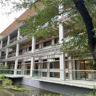 庭からの外観を撮影