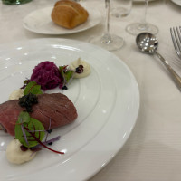 キャビアが添えられた牛肉