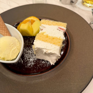 デザートセットとウエディングケーキ