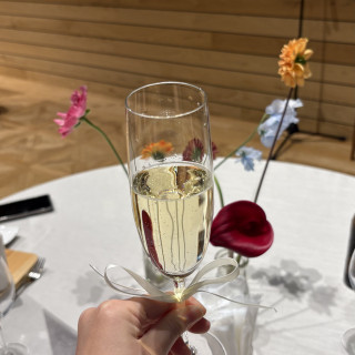 乾杯グラスにリボンの装飾