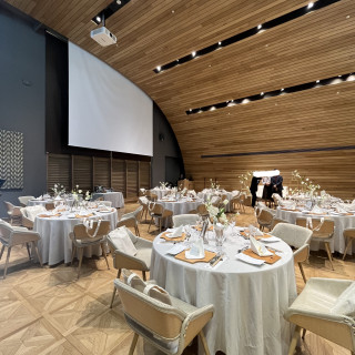 天井が高い披露宴会場、プロジェクター