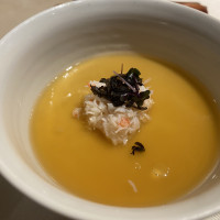 トリュフが香っていて上にカニが乗ってるあんかけ茶碗蒸し