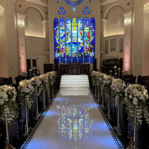 スタンドガラスが反射するタイル張りの教会|769169さんのGLLARE MARUYAMA(グラーレ マルヤマ)の写真(2527948)