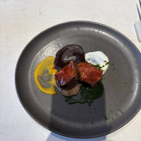 5つのソースが楽しめるお肉料理