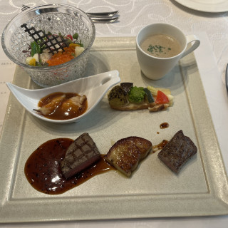 特に美味しかったのが、左上の海の幸の料理です。
