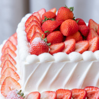 ウエディングケーキの写真です。
ハート型で2段のケーキです。