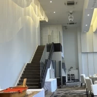 透明の手すり付き階段