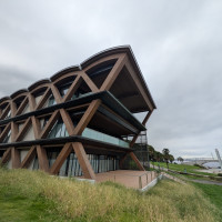 まだ内装工事中でした。
1階は店舗で、2階・3階が式場です。