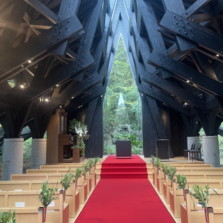 バージンロードが赤くて緑に映えます