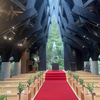 バージンロードが赤くて緑に映えます