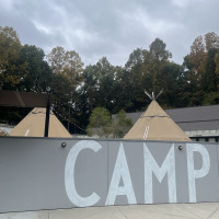 キャンプをイメージした披露宴会場