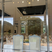 窓の外から見た新郎新婦席