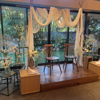 新郎新婦席が椅子も選べてオシャレ