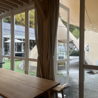 挙式場から小さなガーデンが見えます