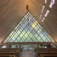 ORIENTAL ROOMのチャペル　三角形の窓がとても綺麗