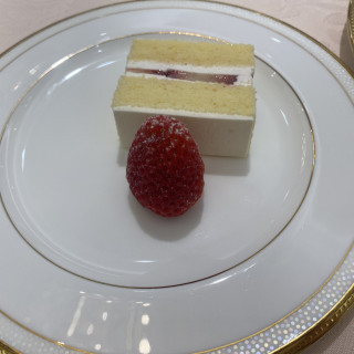 料理、ケーキ入刀のケーキが切り分けられたもの