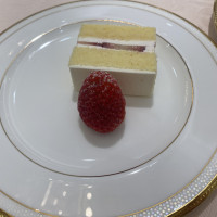 料理、ケーキ入刀のケーキが切り分けられたもの