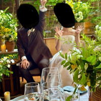 ナチュラルな雰囲気の会場で、高砂も素敵な花に囲まれて最高！