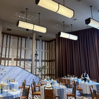 天井も高いです。
入場は階段から降りることもできます。