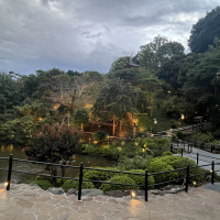 挙式会場を出てすぐの場所から見える庭園