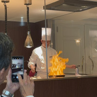 目の前で料理を作って貰えます