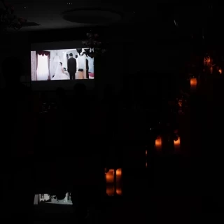 披露宴会場の様子です。最後のエンドロールムービーの様子です。