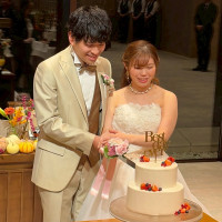 ケーキ入刀。ケーキはプレゼントで無料でした。