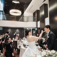新婦から新郎へケーキのファーストバイト。