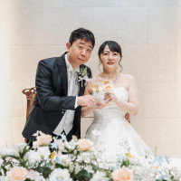 披露宴会場入場後の新郎、新婦。
