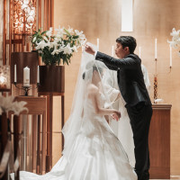 新郎が新婦のベールダウン、誓いのキスの準備。