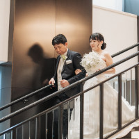 披露宴会場にて新、新婦入場。