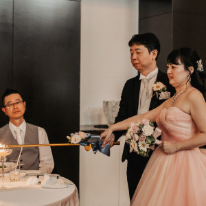 ゲスト席へテーブルごとにキャンドルを付ける。|769562さんの覚王山ル・アンジェ教会の写真(2534768)