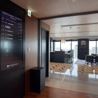 チャペルに行くまでのラウンジスペース