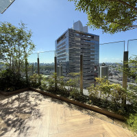 ゲストのウェルカムエリアには外に出られるベランダがありました