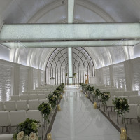 白基調のチャペル