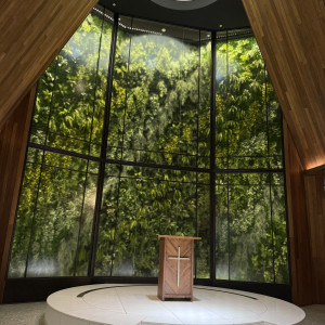 緑が見えるチャペル。天井が高くてきれいでした|769563さんのアルモニーソルーナ表参道/テイクアンドギヴ・ニーズウェディングの写真(2566552)