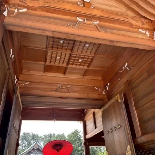 赤い傘は親族男性が持ちます