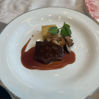 お肉です
妊婦ゲスト用にしっかり焼いた物です