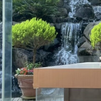 披露宴会場から滝が見えます