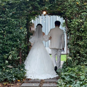 ガーデンウェディングでの退場シーン|769668さんのラ・クラリエールの写真(2530818)