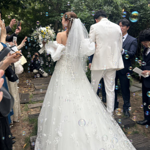 ゲストからのバブルシャワー浴びながらガーデンでの退場|769670さんのラ・クラリエールの写真(2530816)