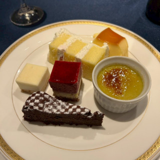 ケーキブッフェはみなさん全種頂けたよう