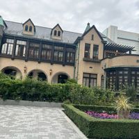 季節によって様々なお花が咲いており、よく手入れされています。