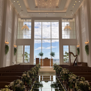 チャペルの全体図です。反射するのが素敵です。