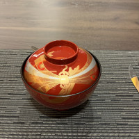 お吸い物の入っている器です。美しいです。