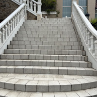 チャペルを出て、すぐの階段です。