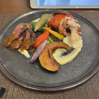 メインのお肉とエビです。