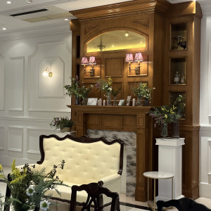 披露宴会場のソファーに新郎新婦がかけます。|769869さんのヴィクトリアガーデン恵比寿迎賓館/テイクアンドギヴ・ニーズウェディングの写真(2537287)