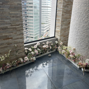 チャペルのお花はピンクと緑に変更できます。使わない方が外に。|769869さんのSAKURA SKY PALACE(サクラスカイパレス)の写真(2542593)