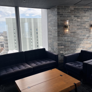 バーカウンターに大きなソファーがあり、ゆっくりできるのが良い|769869さんのSAKURA SKY PALACE(サクラスカイパレス)の写真(2542608)